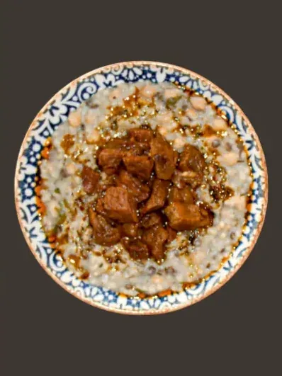 Desenli tabakta, et parçalarıyla sunulan yöresel yemek.